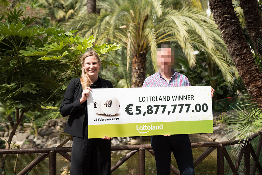 German Lottery Winner holds up giant cheque