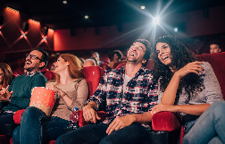 Pessoas sentadas em um cinema - assistindo um filme de Hollywood Pessoas sentadas em um cinema - assistindo um filme de Hollywood