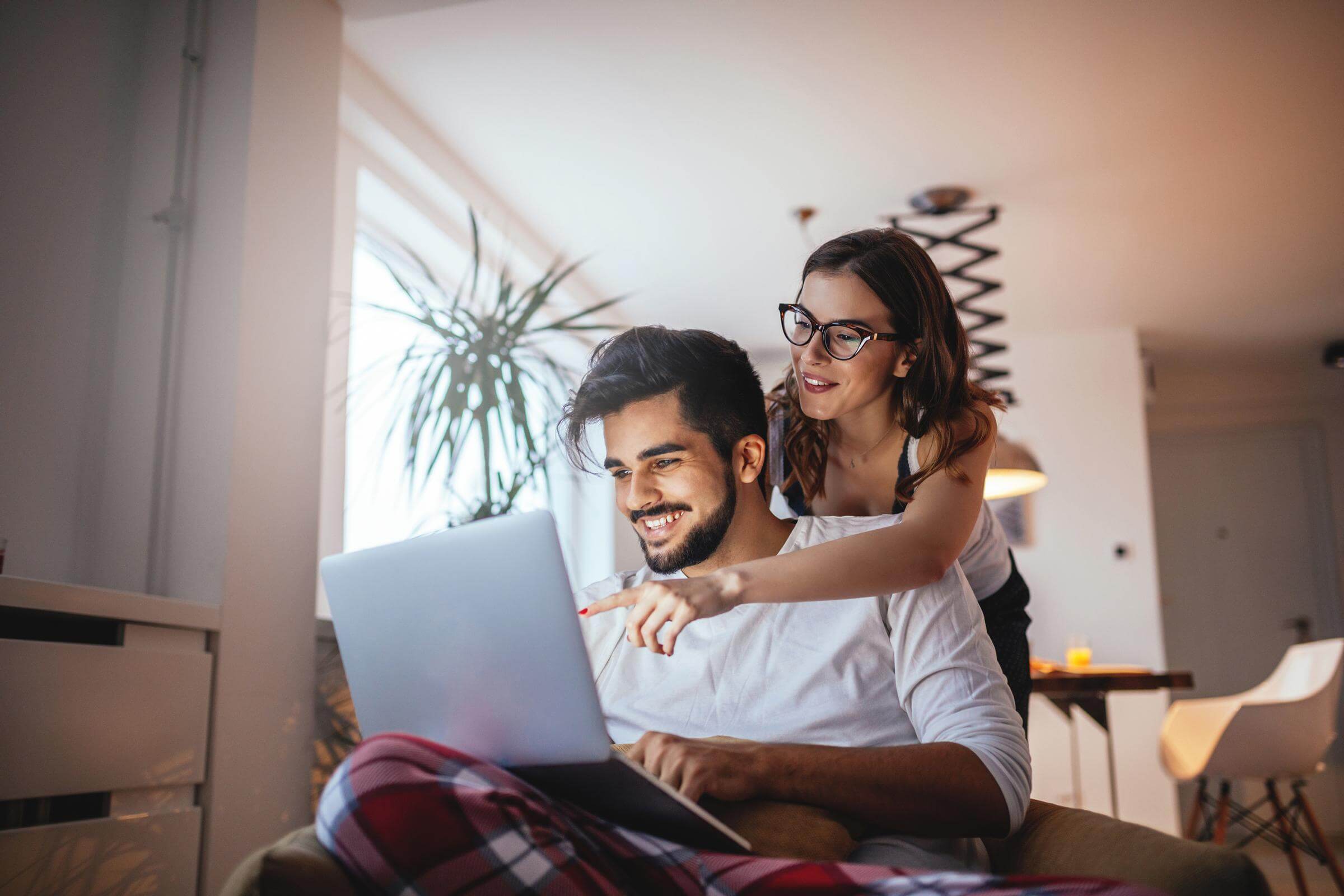 Couple-betting-on-laptop