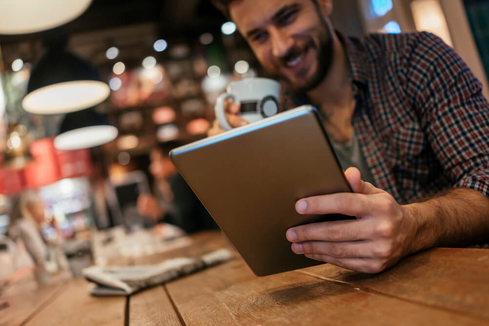 man-in-cafe-watching-how-to-shuffle-on-ipad